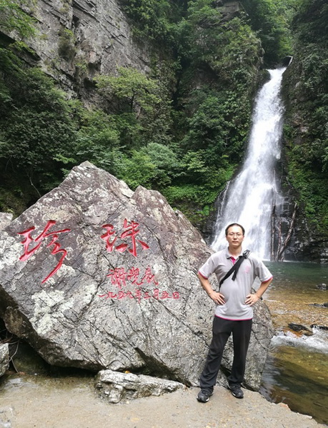 1556252611112781.jpg 卢云照片-1.jpg